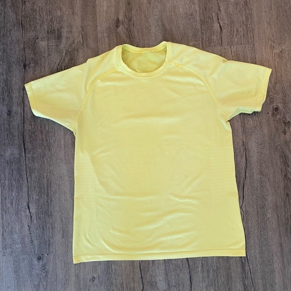 Lululemon Metal Vent Tech Short Sleeve V Size Large Yellow - Picture 6 of 6